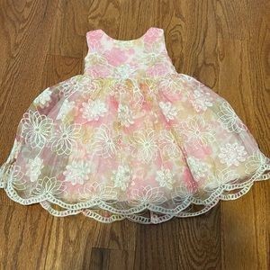 Gently used toddler dress. Perfect for the spring and summer or even Easter!
